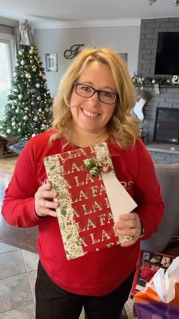 Sonya Heath on Instagram: "Do you have double sided paper or have two complimentary pieces… try this one! #giftwrapping #wrappinggifts #christmaswrap #giftwrap #giftwrappingideas" Gift Wrapping Techniques, Best Wraps, Christmas Wrapping, Gift Wrap, Wrapping Paper, Double Sided, Gift Wrapping, Gift Ideas, Christmas