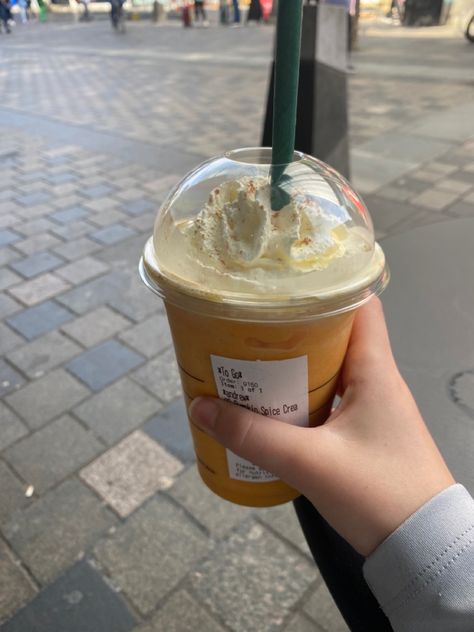 pumpkin spice frappe trending autumn aesthetic feel good vibes orange starbucks halloween october drink yum whipped cream takeaway Pumpkin Spice Frappe, Starbucks Halloween, Cream Aesthetic, Halloween Orange, Halloween Drinks, Orange Cream, Autumn Aesthetic, Frappe, Coffee Drinks