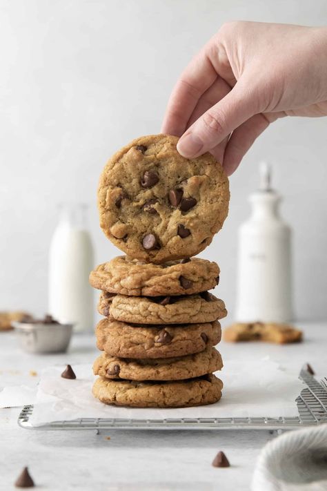 This chocolate chip cookies no butter recipe delivers thick, rich, chewy cookies with crispy edges and loads of melted chocolate. Chocolate Chip Cookies No Butter, School Safe Snacks, Cookies With No Butter, Cookie Recipe No Butter, Cookies Without Butter, Recipe For Chocolate Chip Cookies, Lazy Food, Chocolate Chip Marshmallow Cookies, Crunchy Chocolate Chip Cookies