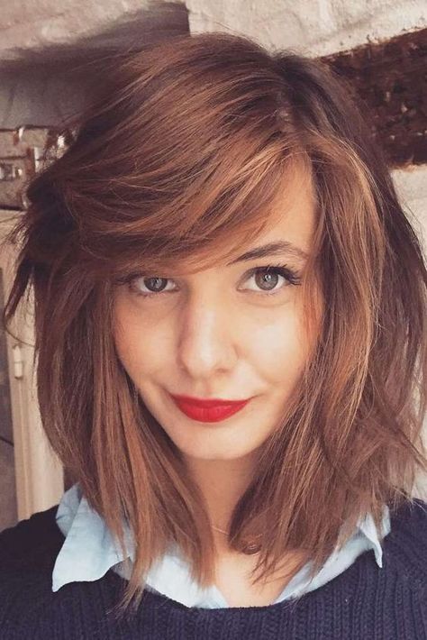 These will be the biggest trends and haircuts for 2018 - The French Bob Messy Bangs, Natural Styles and more! Cute Medium Haircuts, Side Part Hairstyles, Medium Bob, Summer Haircuts, Cute Hairstyles For Medium Hair, Haircut For Thick Hair, Medium Hair Cuts, Red Lipstick, Long Bob