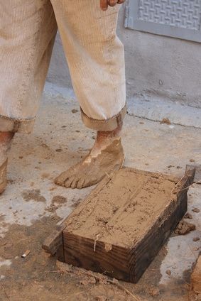 How to Make Adobe Mortar Rainy Day Activity, Earth Bag Homes, Adobe Home, Primitive Technology, Adobe House, Glass Brick, Woodworking For Kids, Cob House, Portland Cement