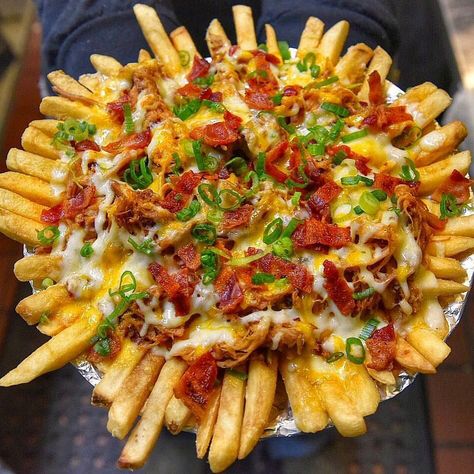 5,270 Me gusta, 49 comentarios - Fork Meets Food (@forkmeetsfood) en Instagram: "🔥🔥🍟🍟 Straight cuts topped w/ Pulled Pork, Melted 3 Cheese, Bacon, Scallions 👉🏼 Follow…" Gourmet Comfort Food, Cheesy Fries, Hamburger And Fries, Extreme Food, Frozen French Fries, Loaded Sweet Potato, Loaded Fries, Shredded Cheddar Cheese, Bacon Cheeseburger