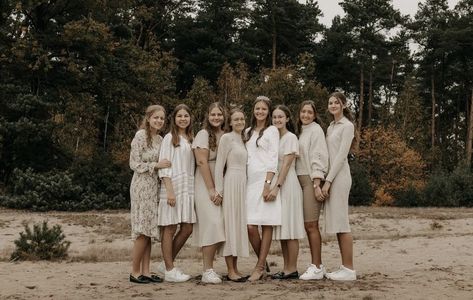 Group Neutral Outfits, Neutral Color Group Photoshoot, 8 People Photoshoot, Fotoshooting Ideas, Team Photo Ideas, Girlfriends Photoshoot, Class 2023, 25th Bday, Bridesmaid Photoshoot