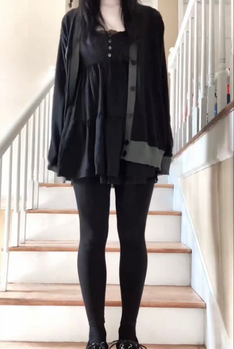 Casual Soft Goth Outfits, Girly Gothic Outfits, Cute Outfits Goth, Goth Layered Outfits, Max Black Outfits, Goth Simple Outfits, Goth Outfits Simple, Grey And Black Outfits, Goth School Outfit