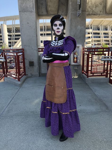 Mama Imelda Mama Imelda Costume, Cosplay Facil, Coco Cosplay, Coco Costume, Mama Coco, Disney World Halloween, Teacher Costumes, Holiday Costumes, Ideas Halloween