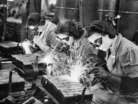 Women in the workforce during World War II Women Welder, Perang Dunia Ii, Women Working, History Magazine, Rosie The Riveter, Working Woman, History Facts, Women In History, Vintage Photography