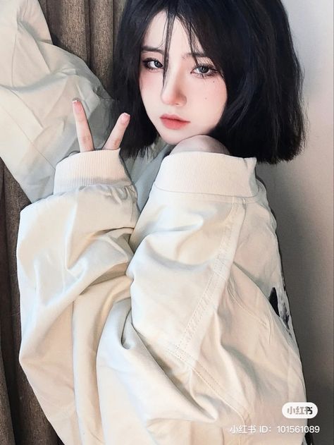 Smegsy Poses, Korean Side Bangs, Anime Guy Long Hair, Ulzzang Short Hair, 사진 촬영 포즈, Aesthetic People, Side Bangs, Girl Short Hair