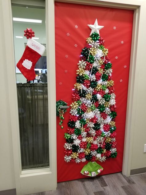 Decorating Door Ideas For Christmas, Work Office Holiday Decorating Ideas, Funny Door Decorations Classroom, Kids Door Christmas Decorations, Door Decorating For Christmas Office, Christmas Classroom Door Middle School, Christmas Door Decoration Ideas For Work, How To Decorate Door For Christmas, Preschool Classroom Christmas Door Ideas