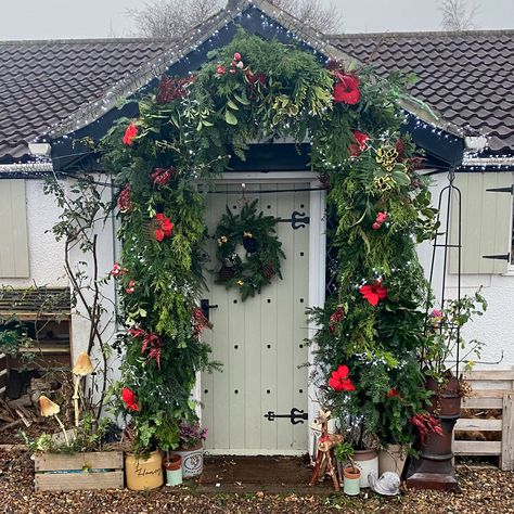 Turns out you don't have to be a celebrity to get the latest florist trend for your door. As this homeowner proves with her DIY Christmas arch costing £47! How To Make A Christmas Door Garland, Front Door Christmas Arch, Christmas Door Arch Diy, How To Make A Christmas Door Arch, Diy Door Garland Christmas, Outdoor Christmas Arch, Door Garland Diy, Christmas Door Garland Diy, Front Door Garland Christmas