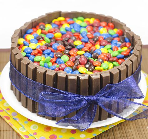 Kit Kat and M cake... yum Cake Fall, Kitkat Cake, Kit Kat Cake, Chocolate Waffles, 18th Birthday Cake, New Cake, Cool Birthday Cakes, Köstliche Desserts, Kit Kat