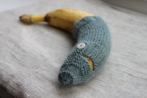 Your Banana Needs a Knit Sweater Cozy! | KnitHacker Dachshund Sweater, Park Benches, Mini Dachshund, Textile Fiber Art, Tea Cozy, Yarn Diy, A Banana, Sweater Pattern, Crochet Animals