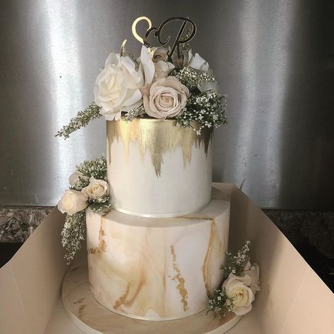 Elegant ivory & gold marbled Nikkah cake setup today. With beautiful florals and a gold leaf finish it sits majestically on the gold stand… Nikkah Cake, Vintage Pasta, Wedding Cakes Elegant, Lace Wedding Cake, Floral Wedding Cakes, White Wedding Cakes, Engagement Cakes, Cake Trends