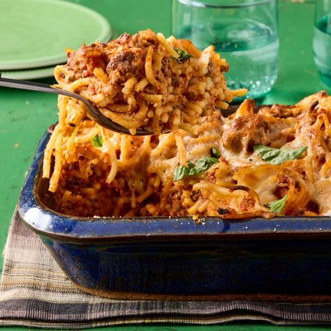 Pioneer Woman Baked Spaghetti, Tik Tok Baked Spaghetti, Spaghetti Casserole Baked, Best Baked Spaghetti Recipe, Spaghetti Baked, Country Casserole, Cheesy Baked Spaghetti, Autumn Pasta Recipes, Fall Pasta