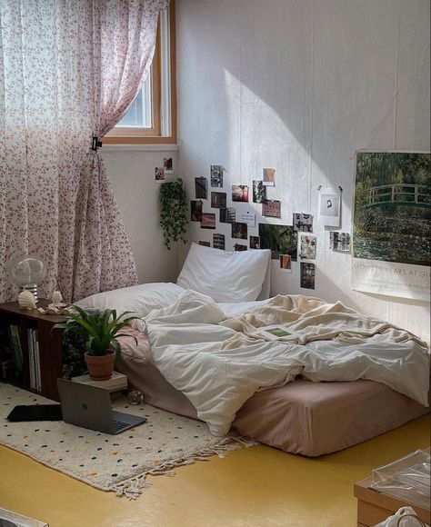 Bed On The Ground Ideas, Mattress On Ground Ideas, Floor Bed Design Bedrooms, Mattress In Floor Ideas, Japanese Floor Bed Aesthetic, Rooms With Mattress On Floor, Bed On The Floor Ideas Cozy Bedroom Mattress, Mattress On The Floor Ideas, Room Ideas Aesthetic Bed On Floor