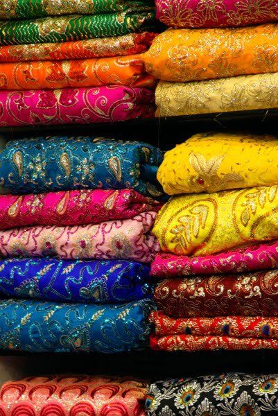 Quilter's Pastiche Delhi Market, Sari Shop, Old Delhi, Bleach Tie Dye, Colorful Bouquet, Traditional Clothes, Fabulous Fabrics, Delhi India, Happy Colors