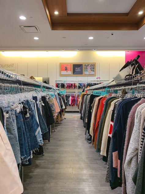 Shop secondhand. The post 9 Best Consignment Stores in Toronto appeared first on Diary of a Toronto Girl. Picture Of Clothes To Sell, Clothes Buy Shopping, Consignment Shop Ideas, Underconsumption Core, Clothe Store, Sale On Clothes, Pictures Of Clothes, Clothes Shop Design, Shopping Video