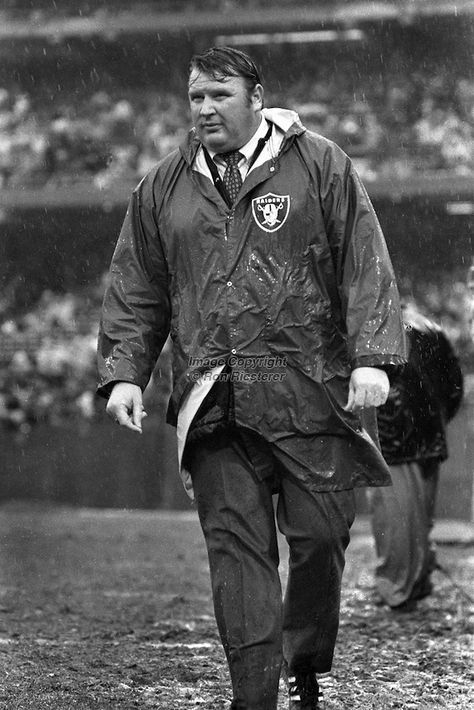 oakland raiders 1974 | Oakland Raider coach John Madden in the rain..(1974 photo by Ron ... John Madden, Raiders Players, Oakland Raiders Logo, Raiders Baby, Oakland Raiders Football, Nfl Raiders, American Football League, Raiders Football, Raiders Fans