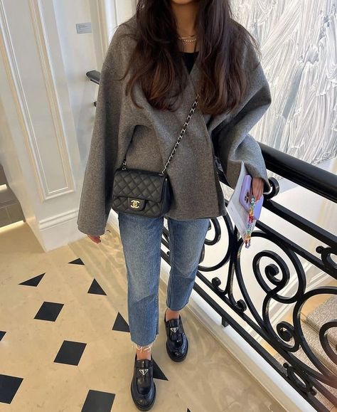 Cold Fashion, Loafers Outfit, Looks Pinterest, 가을 패션, Autumn Outfit, Winter Fashion Outfits, Parisian Style, Daily Outfits, Grey Sweater