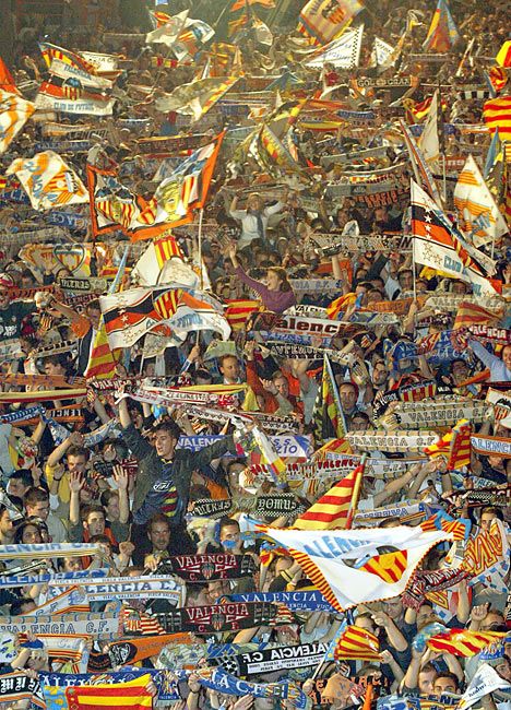 Valencia Cf, Valencia City, Ultras Football, Different Points Of View, Crazy Fans, You'll Never Walk Alone, Cool Wallpapers Cartoon, Football Art, Soccer Fans