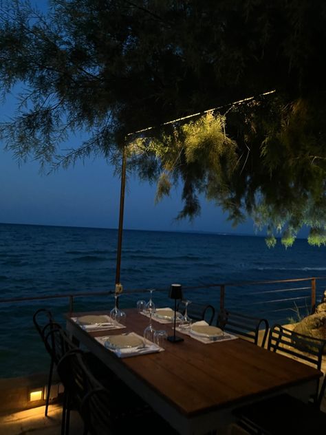 Summer Restaurant, Seaside Restaurant, Sea Summer, Special Place In My Heart, Fantasy Places, Small Projects, Food Restaurant, Night Aesthetic, Pretty Places