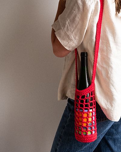 Crochet Wine Bottle Holder Bag - Sac à Vin en crochet Crochet Wine Bottle Bag Free Pattern, Crochet Wine Bottle Holder Pattern, Wine Crochet Bag, Wine Bottle Crochet Bag, Crochet Wine Bag Pattern Free, Crochet Wine Holder, Cans Diy Ideas, Bottle Bag Diy, Wine Bags Ideas