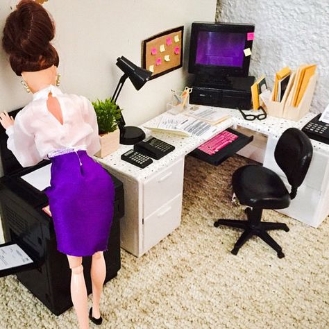 Business Barbie, Barbie Office, Barbie Careers, Miniature Design, Love Work, Barbie Wardrobe, Neon Room, Office Staff, Barbie Stuff