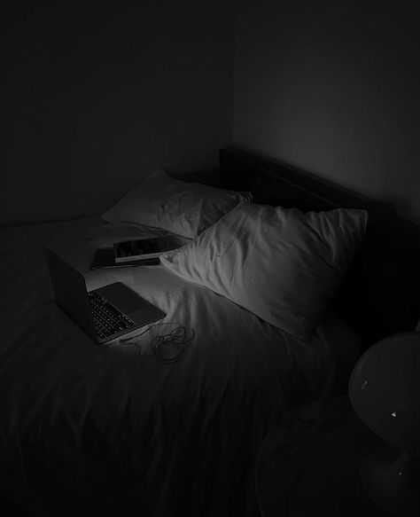 Room Aesthetic Dark, Dark Bedroom Aesthetic, Academia Aesthetic Outfit Men, Black Room Aesthetic, Fall Backgrounds Iphone, Aesthetic Emo, Dark Bedroom, Black Room, Gray Aesthetic