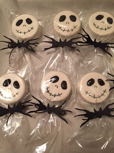 Jack Skellington Oreos, Jack Skellington Desserts, Jack Skellington Party Ideas, Christmas Party Deserts, Jack Skellington Birthday Party, Nightmare Before Christmas Babyshower, Christmas Oreo, Nightmare Before Christmas Kids, Nightmare Before Christmas Wedding