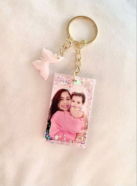 Keychain With Photo, Diy Resin Gifts, Resin Alphabet, Picture Keychain, How To Make Resin, Bridal Gift Wrapping Ideas, Resin Crafts Tutorial, Photo Keychain, Epoxy Resin Crafts