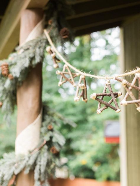 Twig Star Garland Christmas Bathroom Decor Ideas, Twig Stars, Holiday Decorating Ideas, Outdoor Garland, Christmas Decorating Ideas, Christmas Bathroom Decor, Christmas Bathroom, Country Christmas Decorations, Farmhouse Holiday