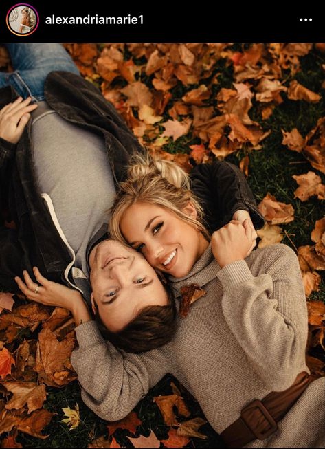 Thanksgiving Photoshoot Couples, Fall Couple Photos Ideas, Fall Pictures For Couples, Fall Photo Shoot With Boyfriend, Cute Couple Fall Pictures, Couples Fall Photos, Cute Fall Pictures For Couples, Cozy Fall Couple Photoshoot, Fall Relationship Aesthetic