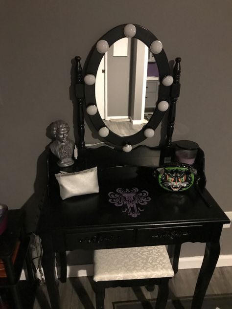 Spooky Vanity, Tiny Vanity Ideas, Haunted Mansion Bedroom, Goth Vanity, Gothic Vanity, Mansion Bedroom, Bedroom Stuff, Goth Home, Vanity Room