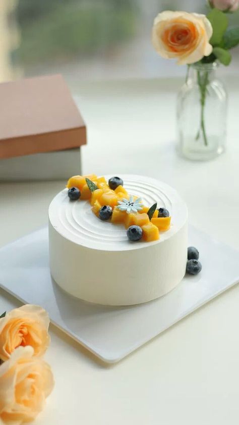 Mango Birthday Cake, Mango Cake Decoration, Mango Cake Design, Fruit Cake Design, Fresh Fruit Cake, Birthday Cake Decorating Ideas, Mango Cake, Simple Cake Designs, Creative Cake Decorating