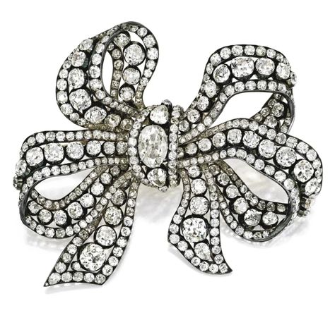 A Pair of Dazzling Diamond Bows to Remember Queen Elizabeth II Duchess Of Kent, Wallis Simpson, Diamond Ribbon, Diamond Bows, Bow Brooch, Antique Brooches, Bow Jewelry, Diamond Brooch, Royal Jewels