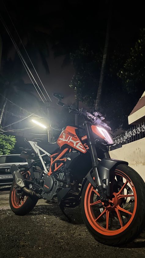 Duke Bullet Pics, Sasuke Wallpaper, Happy Nation, Night Bike Ride, Duke 390, Duke Bike, Super Goku, Healthcare Architecture, Boy Blurred Pic