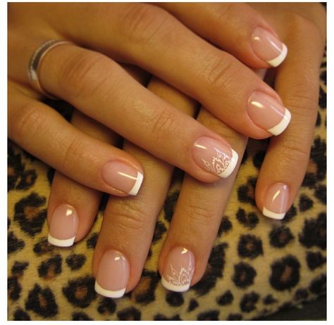 love the length, an classic look Sport French Tip Nails, Sport Length Acrylic Nails French Tips, French Manicure Short Nails, Nails Design Summer, American Manicure, American Nails, Toenail Designs, Nail Tip Designs, White Tips