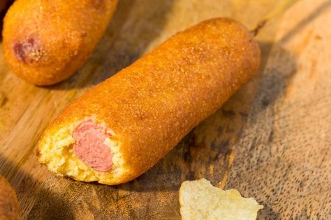 Corn Dogs Rezept: Würstchen im Teigmantel selber machen - WOMZ Palmiers Recipe, Favorite Party Appetizers, Healthy Christmas Treats, Finger Snacks, Sausage Dip, Thanksgiving Appetizers Easy, Light Appetizers, Morning Snack, Thanksgiving Appetizers