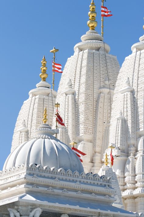 BAPS Shri Swaminarayan Mandir in Houston is the first traditional Hindu Mandir of its kind in North America. Hindu Temple Wallpaper, Indian Mansion, Dwarkadhish Temple Hd Photo, Hinduism Aesthetic Temple, Happy Dussehra Wallpapers, Somnath Mandir Photo, Dussehra Wallpapers, Temple Ideas, Padmanabhaswamy Temple