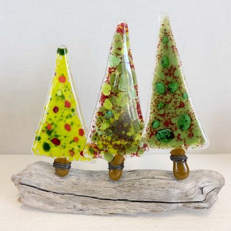 Fused glass - christmas trees mounted on driftwood Christmas Trees Decoration, Trees Decoration, Glass Christmas Trees, Glass Trees, Melting Glass, Christmas Decs, Fused Glass Panel, Fused Glass Christmas, Log Slice