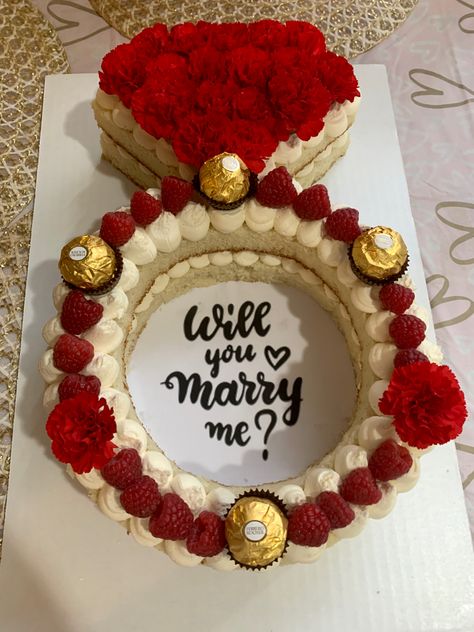 Red proposal ring cake Proposal Dessert Ideas, Ring Cake Engagement, Will You Marry Me Cake, Proposal Cakes Ideas, Red Proposal, Proposal Cake, Proposal Cookies, Birthday 19, Proposal Party