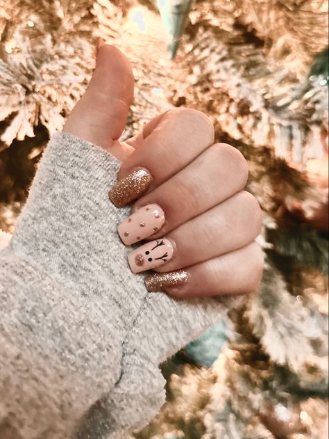 Brown Reindeer Nails, Gold Reindeer Nails, Pink Reindeer Nails, Reindeer Nails Christmas, New Years And Christmas Nails, Beige Christmas Nails, Nude Xmas Nails, Country Christmas Nails, Reindeer Nails Designs