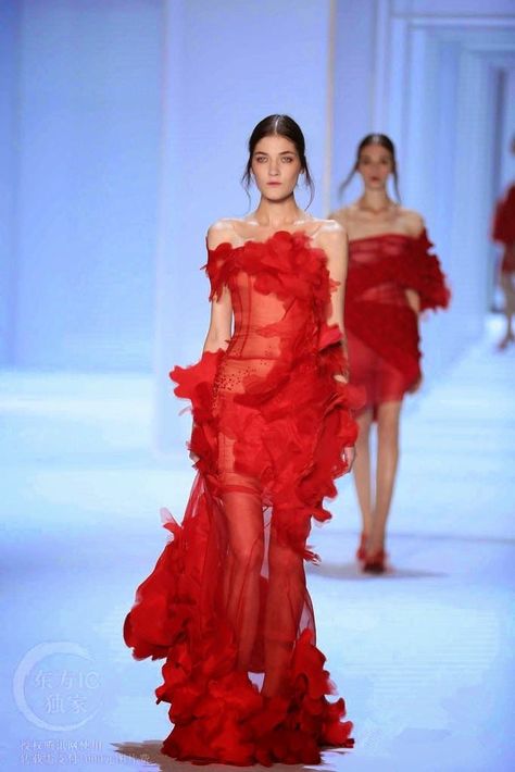 Butterfly Magic, Hot Red Dress, Couture 2015, Spring Butterfly, Haute Couture Details, Runway Fashion Couture, Haute Couture Dresses, Runway Dresses, Red Dresses