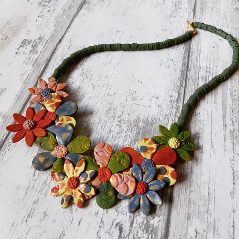 Polymer Clay Flower Necklace, Clay Flower Necklace, Clay Neckpiece, Clay Jewellery Designs, Clay Necklace Diy, Polymer Clay Necklace Ideas, Polymer Jewellery, Tones And I, Polymer Clay Embroidery