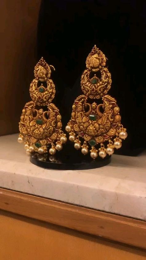 Jhumkas Gold, Beautiful Gold Earrings, Indian Gold Jewellery Design, Fashion Jewelry Necklaces Gold, Temple Jewellery Earrings, Gold Jhumka, Gold Earrings Indian, Antique Gold Earrings, Gold Jhumka Earrings