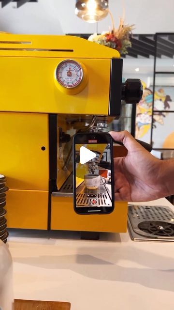 Coffee Transition Video, Video Transitions Ideas, Machine Video, Creative Coffee, Coffee Machine, Cute Gif, Cafe, Coffee, Photo And Video