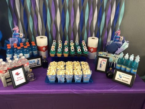 Uldan’s 7th Fortnite Birthday | CatchMyParty.com Fortnite Themed Food, Fortnite Dessert Table, Fortnite Birthday Party Food, Fortnite Food Ideas Party, Fornite Birthday Theme, Fortnite Snacks, Fortnite Themed Birthday Party, Fortnite Birthday Party Ideas Food, Diy Fortnite Party Ideas