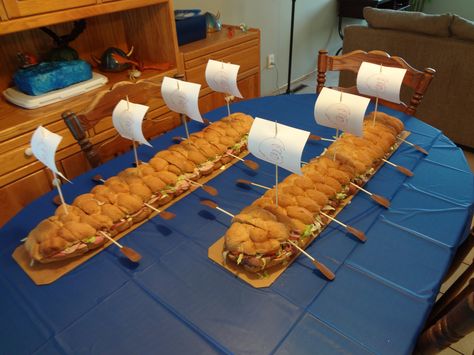 Instead of sandwich, could be a cool idea for the cake? A sheet cake cut in half lengthwise with oars and flags? Httyd Party, Toothless Party, Viking Birthday, Viking Party, Viking Baby, Dragon Cakes, Dragon Birthday Parties, Medieval Party, Dragon Birthday