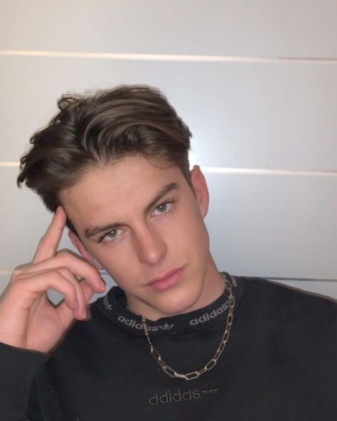 Middle Part With Undercut, Curtain Fringe Men, Fringe Haircuts, Middle Part Haircut, Haircut Boys, Hairstyles Mens, Boys Hairstyles, Ringlet Curls, Curly Hair Fade