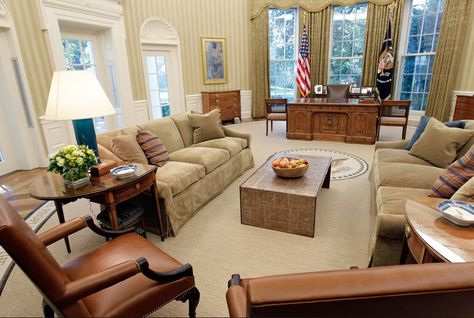 In honor of President's day, we're feeling inspired by oval office decor. President Obama uses neutral, golden tones for his 2008 Oval Office decor. Textured Feature Wall, Modern Home Office Desk, Green Dining Room, Scandinavian Style Home, Open Plan Living Room, Oval Office, White Desks, Modern Home Office, The White House