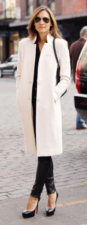 White coat, Black everything Mode Mantel, Black And White Outfit, Woman In Black, Coat Outfit, White Coat, Business Outfit, Mode Inspiration, Look Chic, Sweater Weather